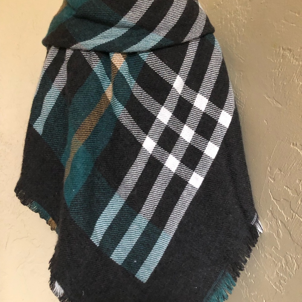 PONCHO - Picture 2 of 3